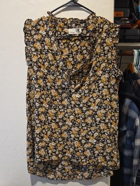 Everleigh. Black Floral V-Neck Ruffle Sleeve Top